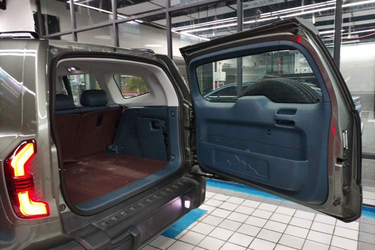 Used  G318 2024 Two-Wheel Drive Air Suspension Version
