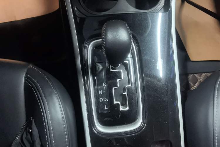 Used Mitsubishi Outlander 2019 2.0L Two-Wheel Drive Comfort Edition 7 Seats China V Emission Standard
