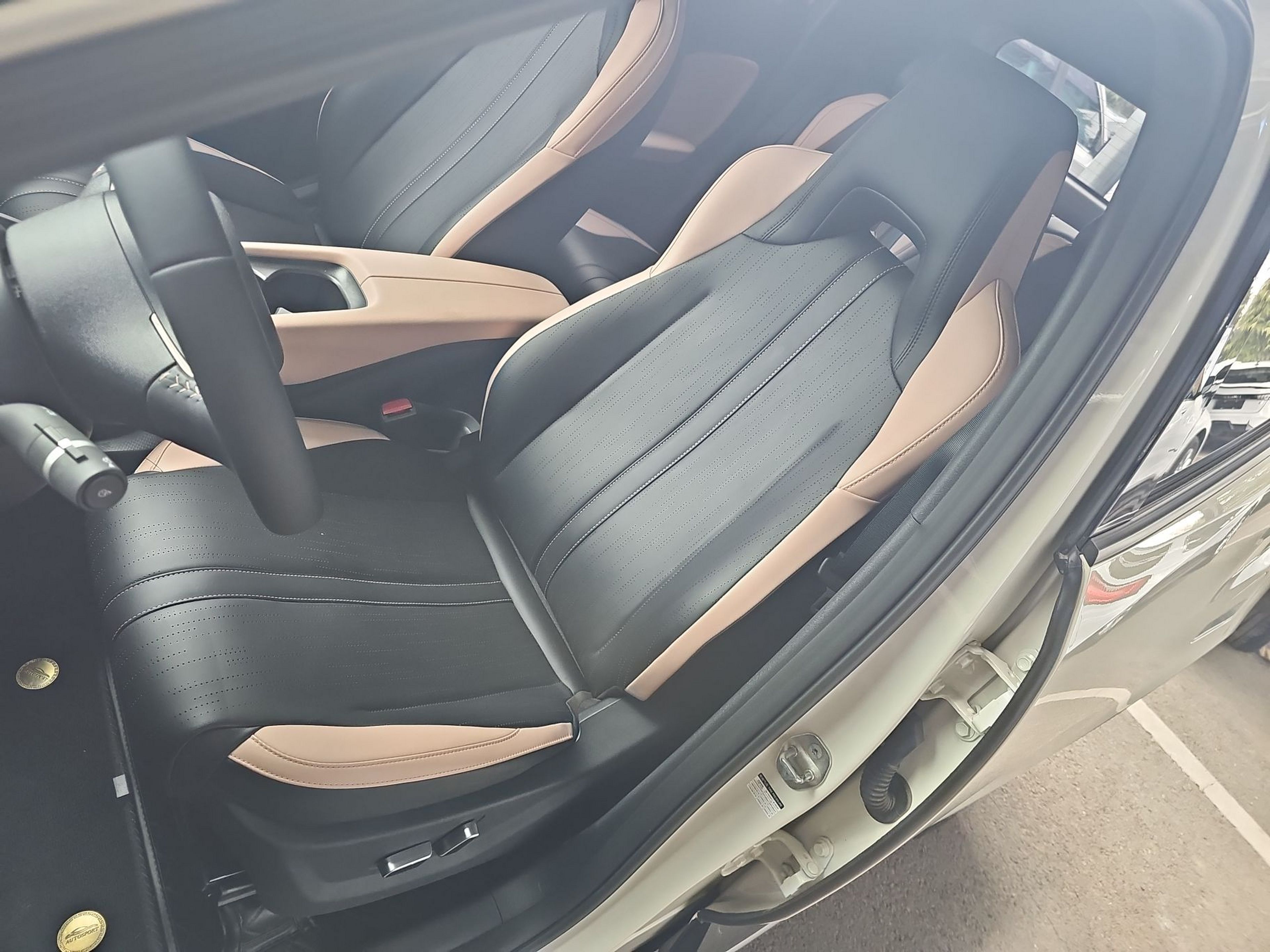 المقاعد الأمامية داخل السيارة