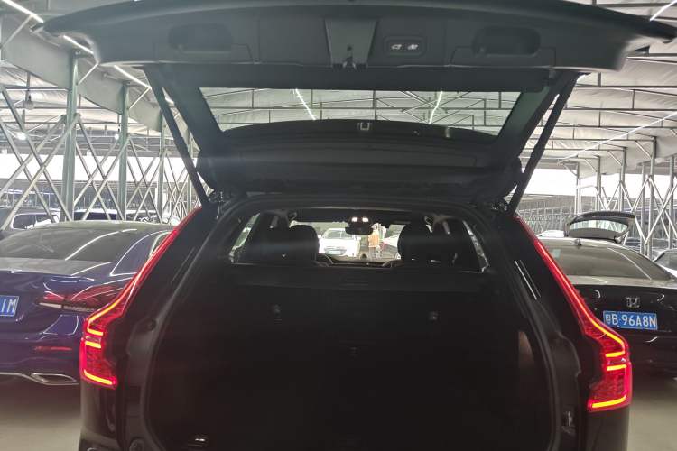 Used Volvo XC60 New Energy 2025 Plug-in Hybrid Long-Range All-Wheel Drive Zhiyuan Extreme Night Black Edition
