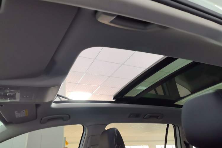 Used Volkswagen Tiguan L 2024 Outstanding Model 330TSI Automatic Two-Wheel Drive R-Line Dragon Glory Edition
