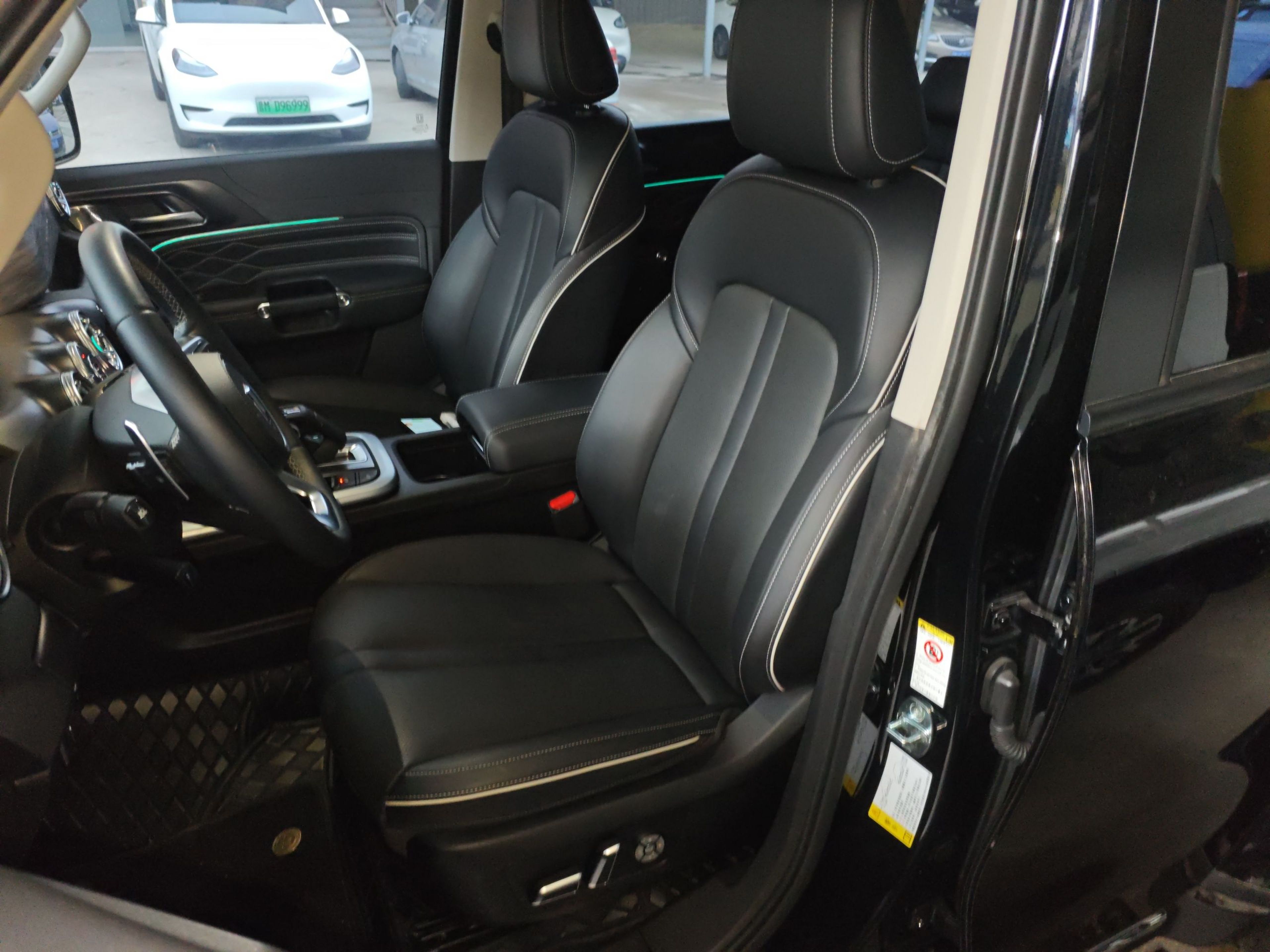 المقاعد الأمامية داخل السيارة