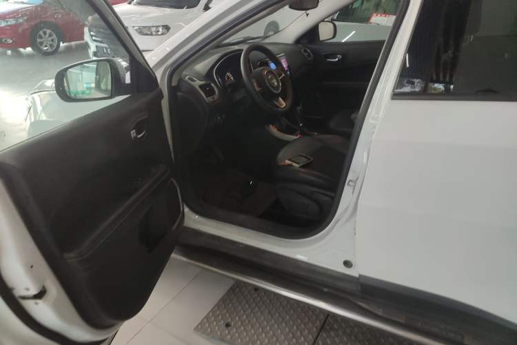 Used  Compass 2017 200T Automatic Enjoyment Version
