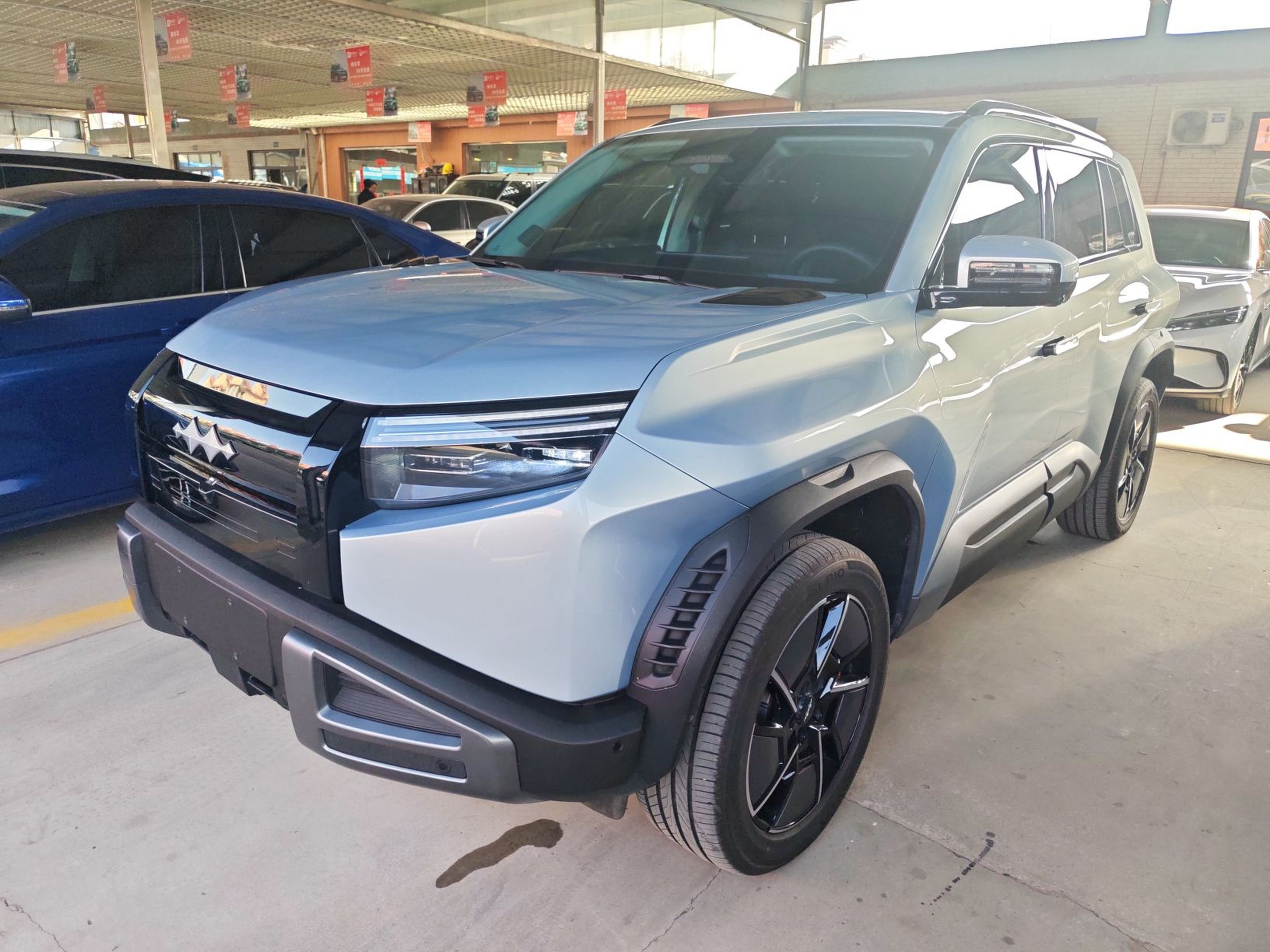 تحت مقدمة السيارة