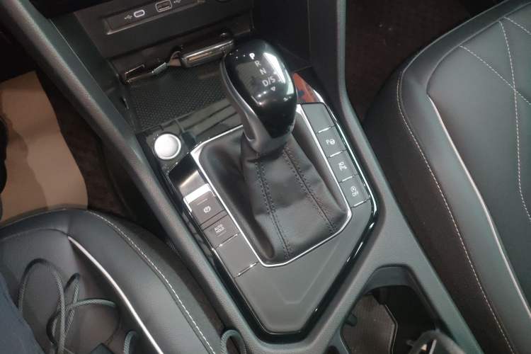 Used Volkswagen Tiguan L 2024 Outstanding Model 330TSI Automatic Two-Wheel Drive R-Line Dragon Glory Edition
