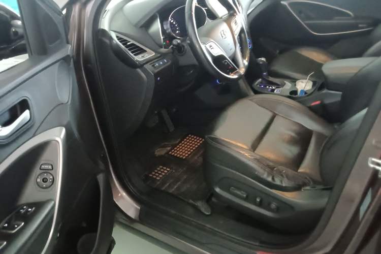 Used Hyundai Santa Fe 2013 2.4L Automatic Two-Wheel Drive Smart Version