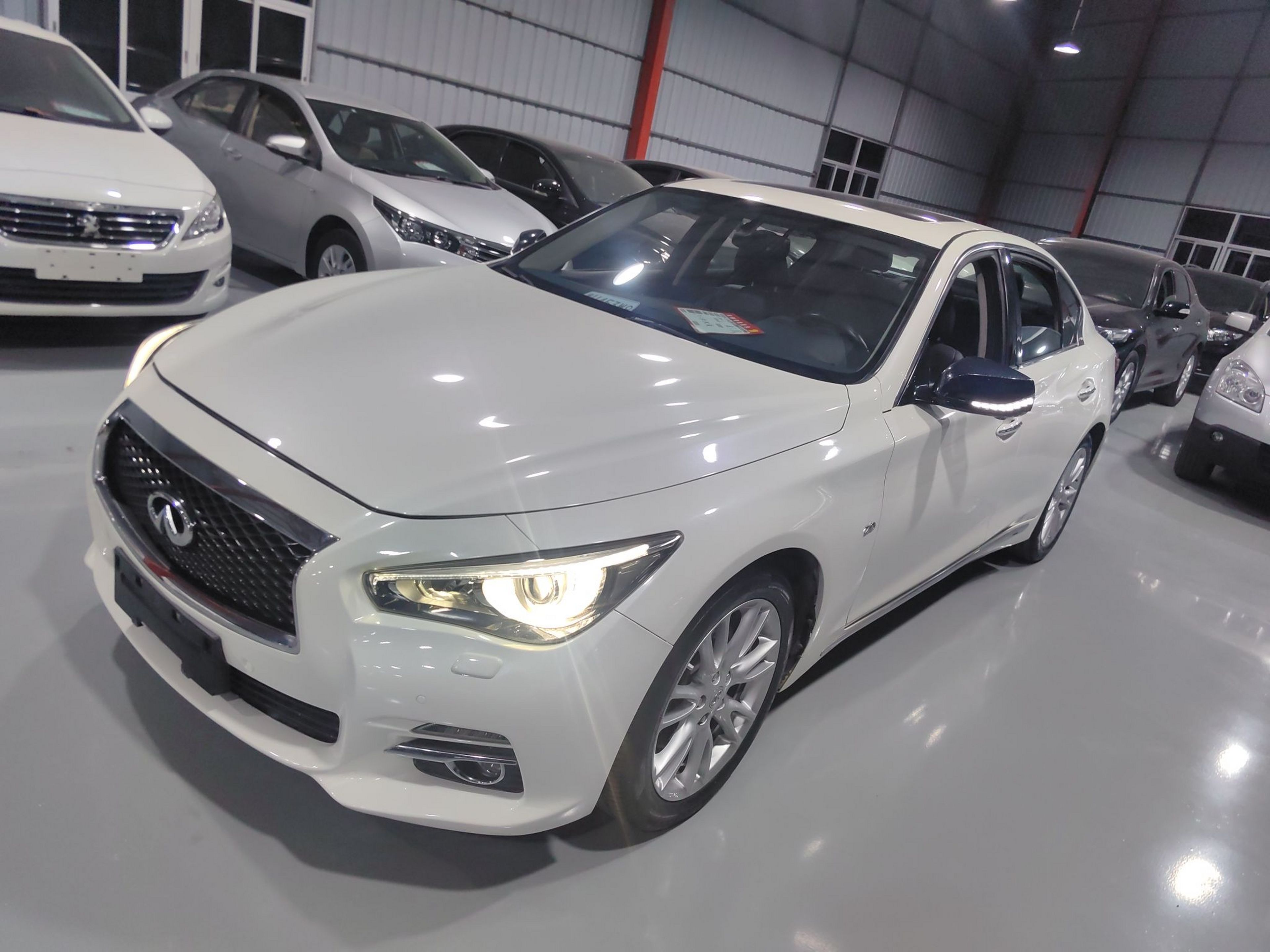 تحت مقدمة السيارة