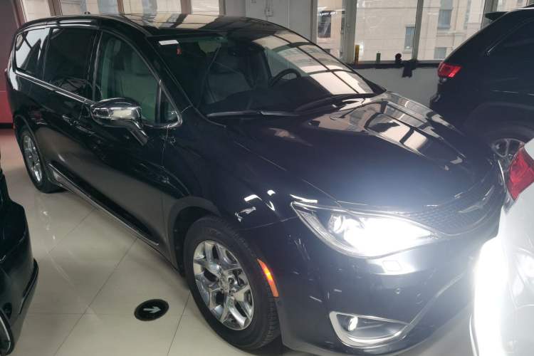 Used Chrysler Grand Voyager 2017 3.6L Premium Edition
