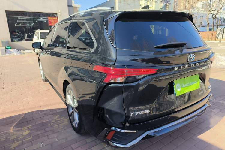 Used Toyota Sienna 2023 2.5L Hybrid Deluxe Edition