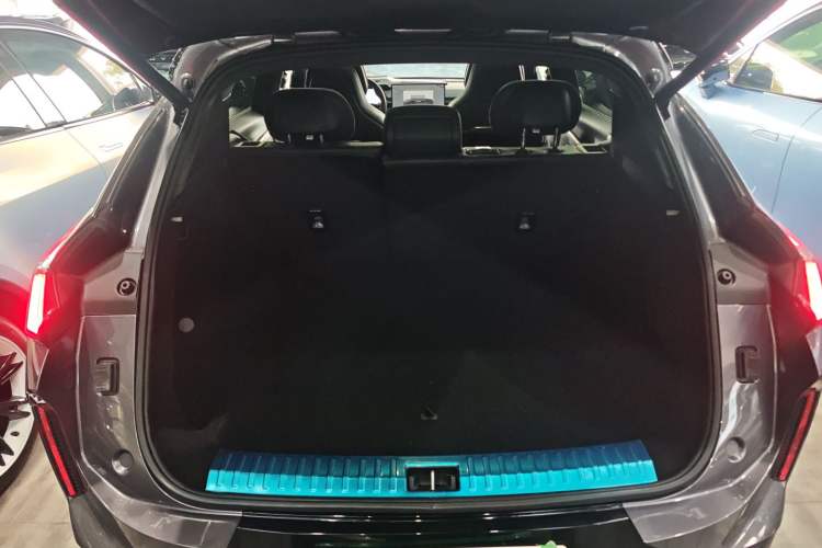 Used Lynk & Co 08 EM-P 2023 220 km Limited-Time Edition
