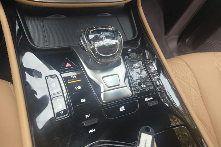 Used Denza D9 2025 DM-i Intelligent Drive 1020 Four-Wheel Drive Flagship Model