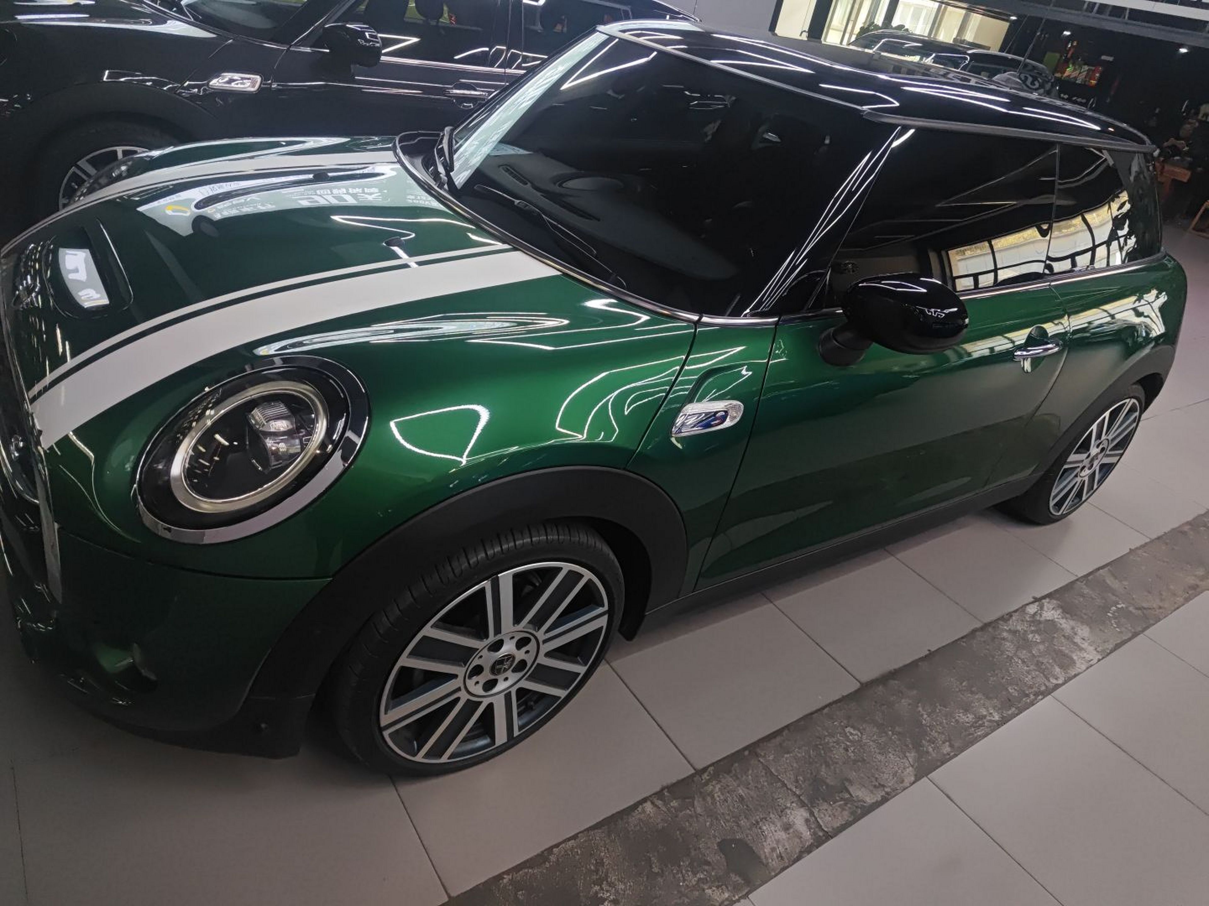 تحت مقدمة السيارة