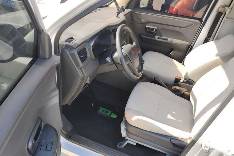 Used Wuling Hongguang V 2022 1.5L Jingqu Edition Enclosed-Window Vehicle with Electric Power Steering LAR