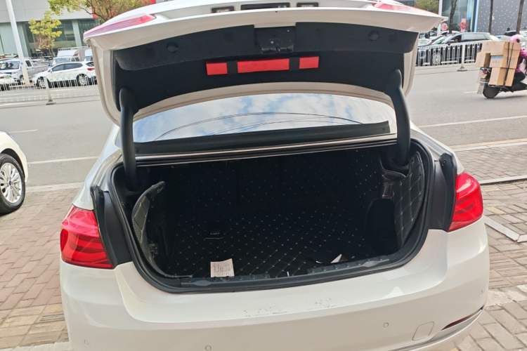 Used BMW 3 Series 2016 320Li Ambition Model
