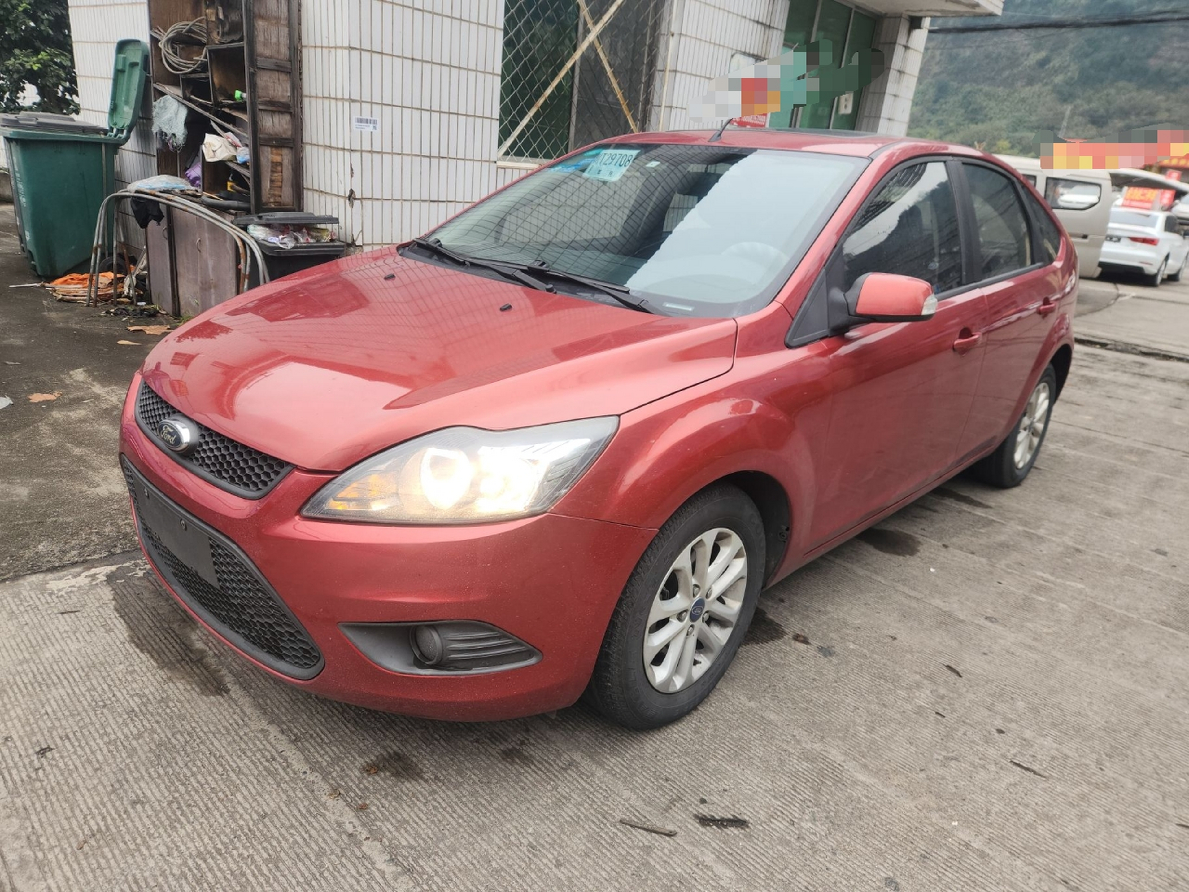 تحت مقدمة السيارة