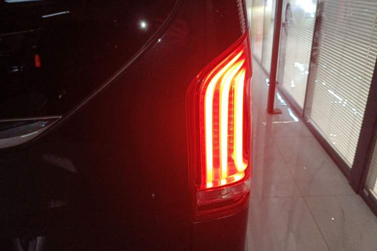 Used Mercedes-Benz V-Class 2021 V 260 Avantgarde Edition