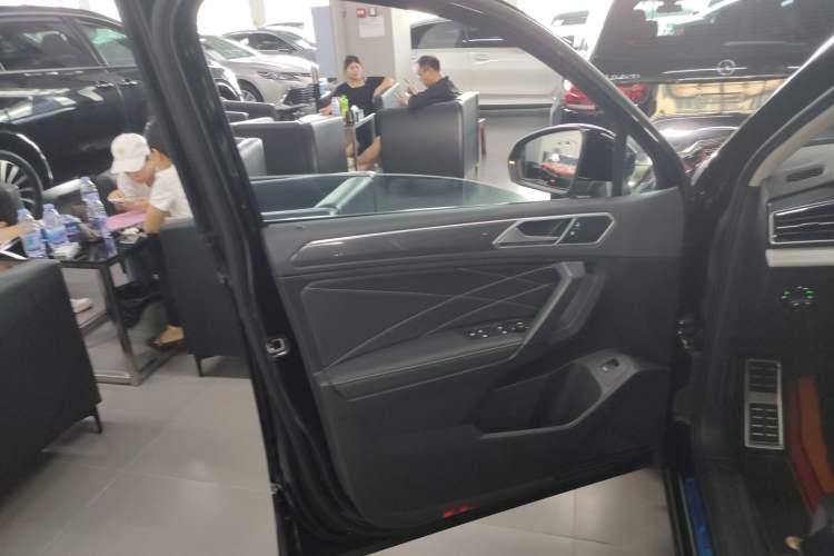 Used Volkswagen Tiguan L 2024 Outstanding Model 330TSI Automatic Two-Wheel Drive R-Line Dragon Glory Edition
