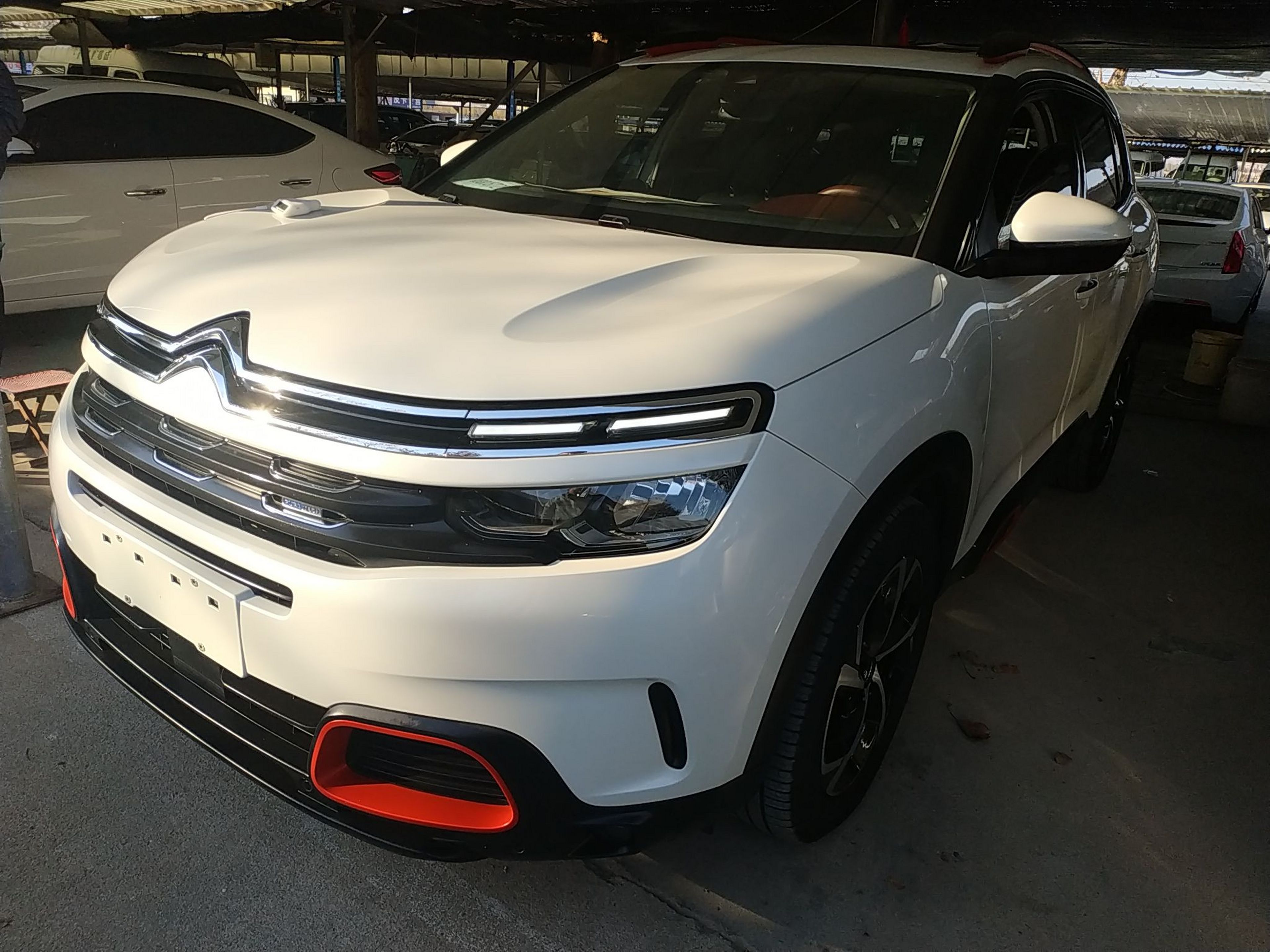 Под передней частью автомобиля