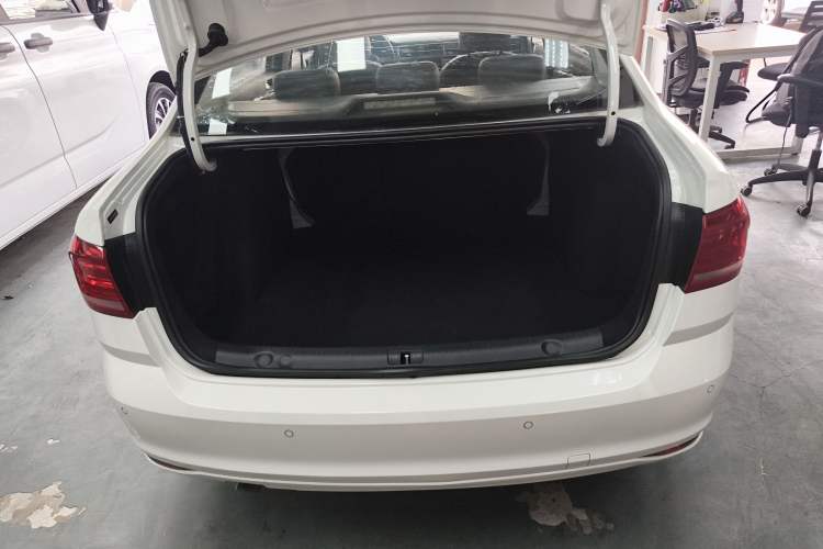 Used Volkswagen Lavida 2017 1.6L Automatic Comfort Edition
