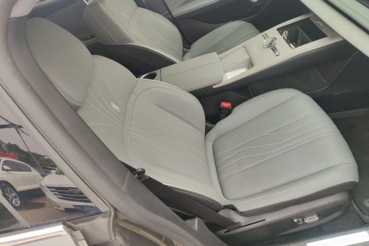 Used  E8 2024 550 km Range Rear-Wheel-Drive PRO