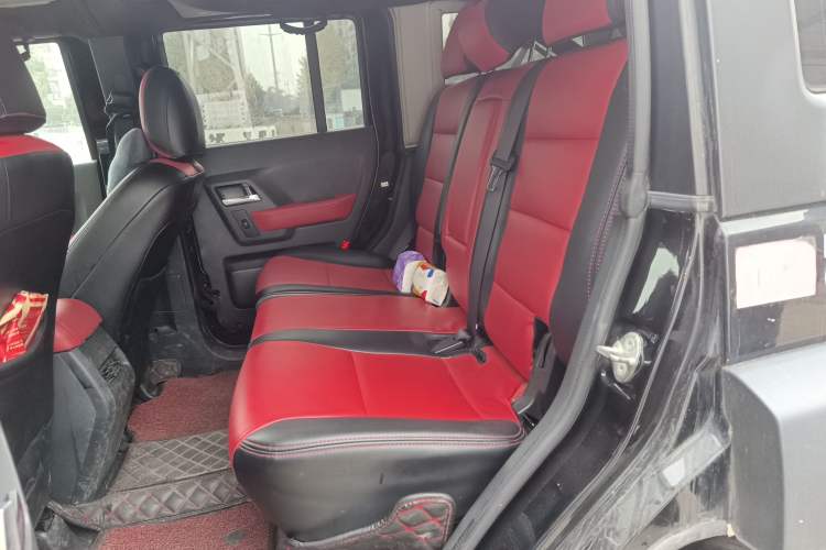 Used Beijing Auto BJ40 2016 40L 2.0T Manual Two-Wheel Drive Luxury Edition
