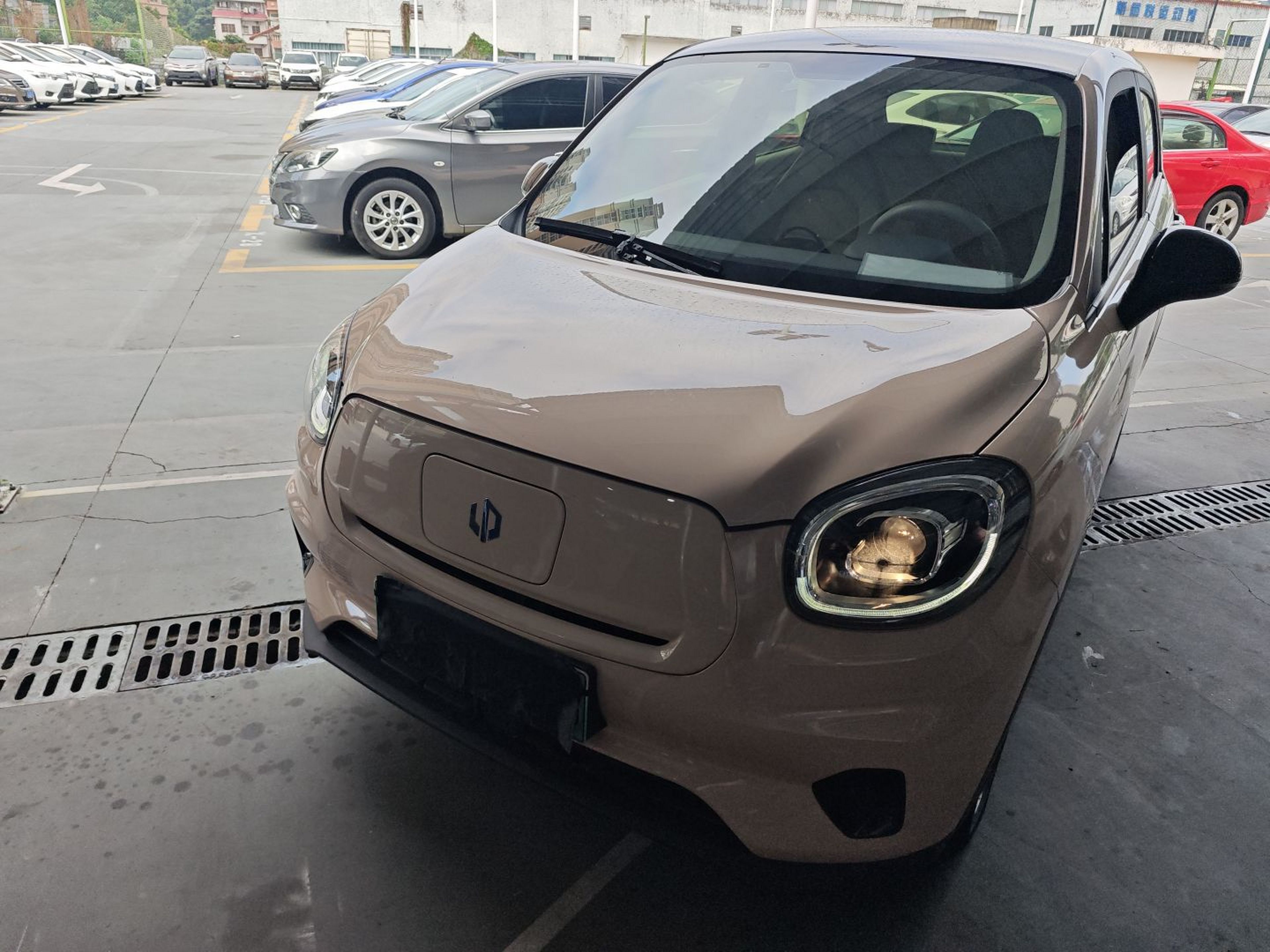 تحت مقدمة السيارة