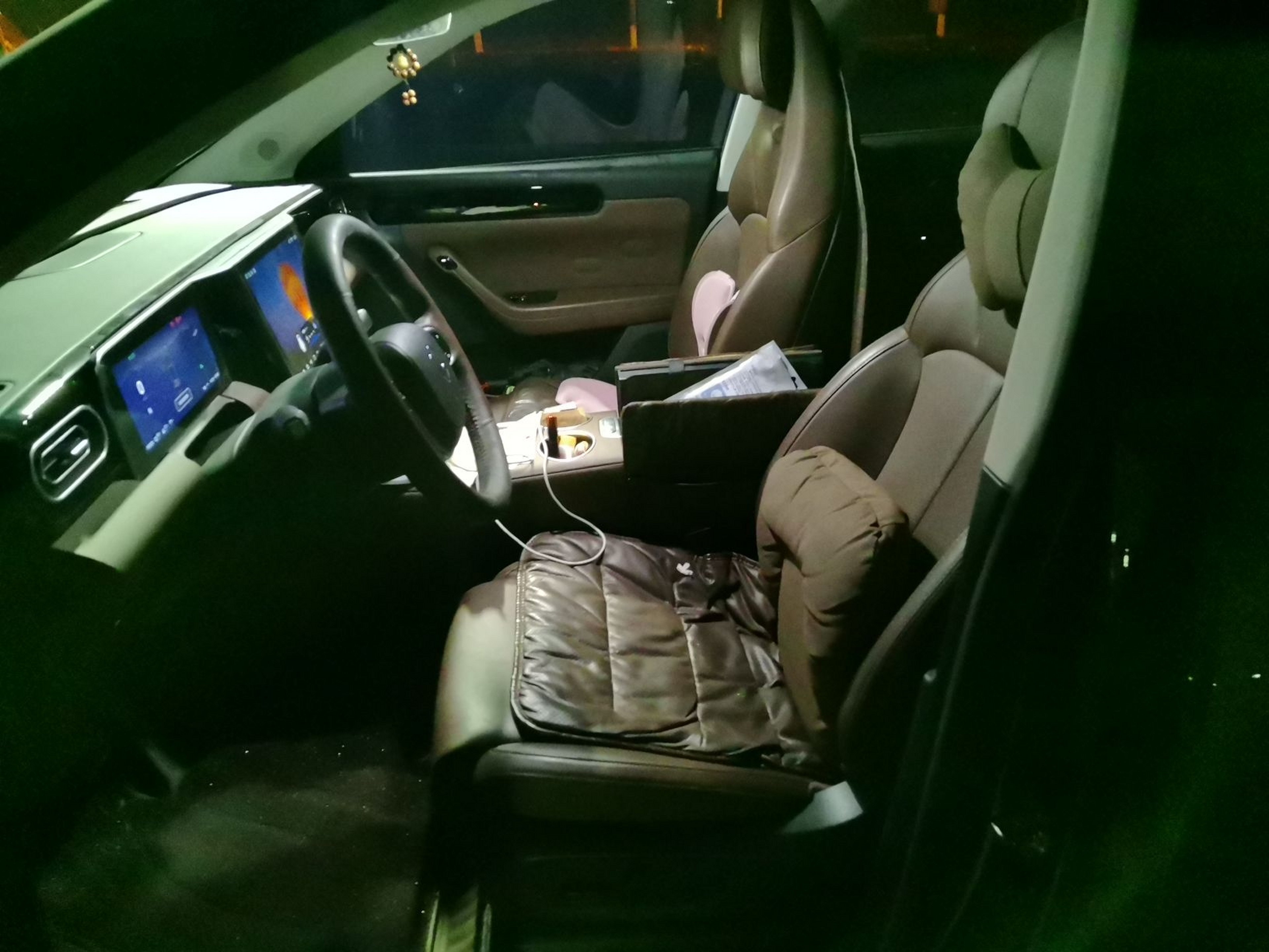 المقاعد الأمامية داخل السيارة