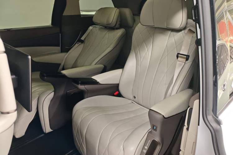 Used Denza D9 2022 DM-i 970 Four-Wheel Drive Flagship Model