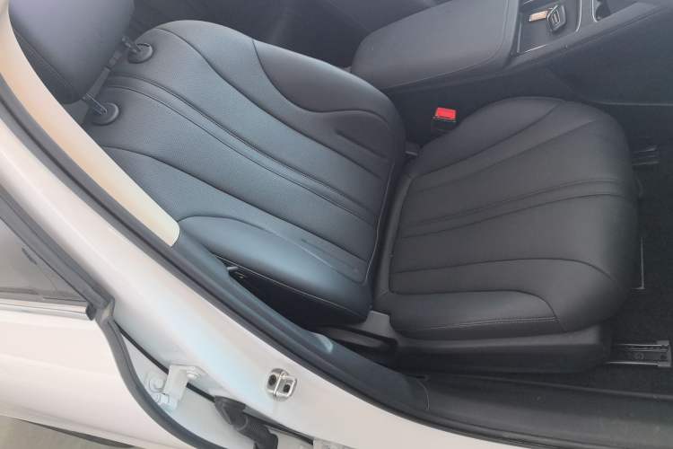 Used Roewe D7 2023 DMH 125km Superior Edition
