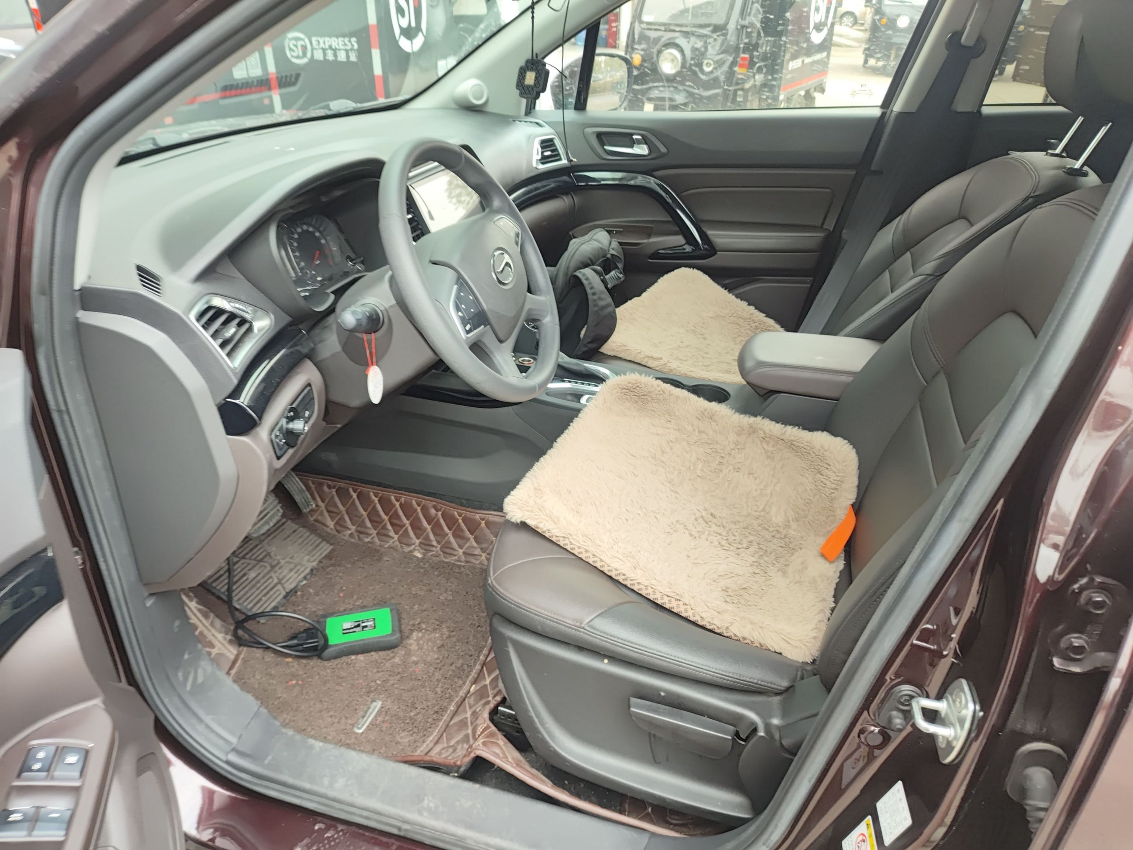 Переднее сиденье в автомобиле