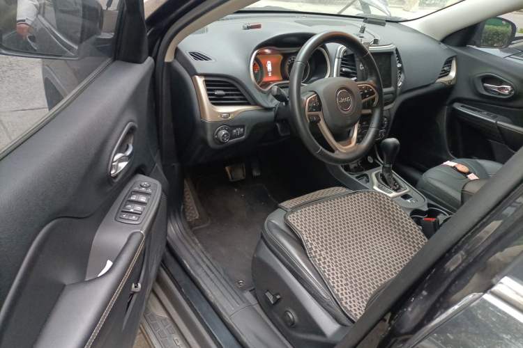 Used  Cherokee 2017 2.4L Leading Edition