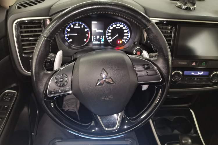 Used Mitsubishi Outlander 2019 2.4L 4x4 Zhi Xiang Edition 5 Seats China VI Standard
