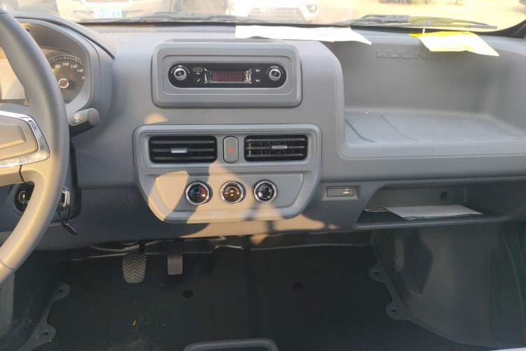 Used Wuling Yangguang 2024 300KM Comfort Version Passenger Van 75kW
