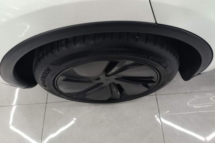 Used Tesla Model Y 2025 Long-Range All-Wheel-Drive Version
