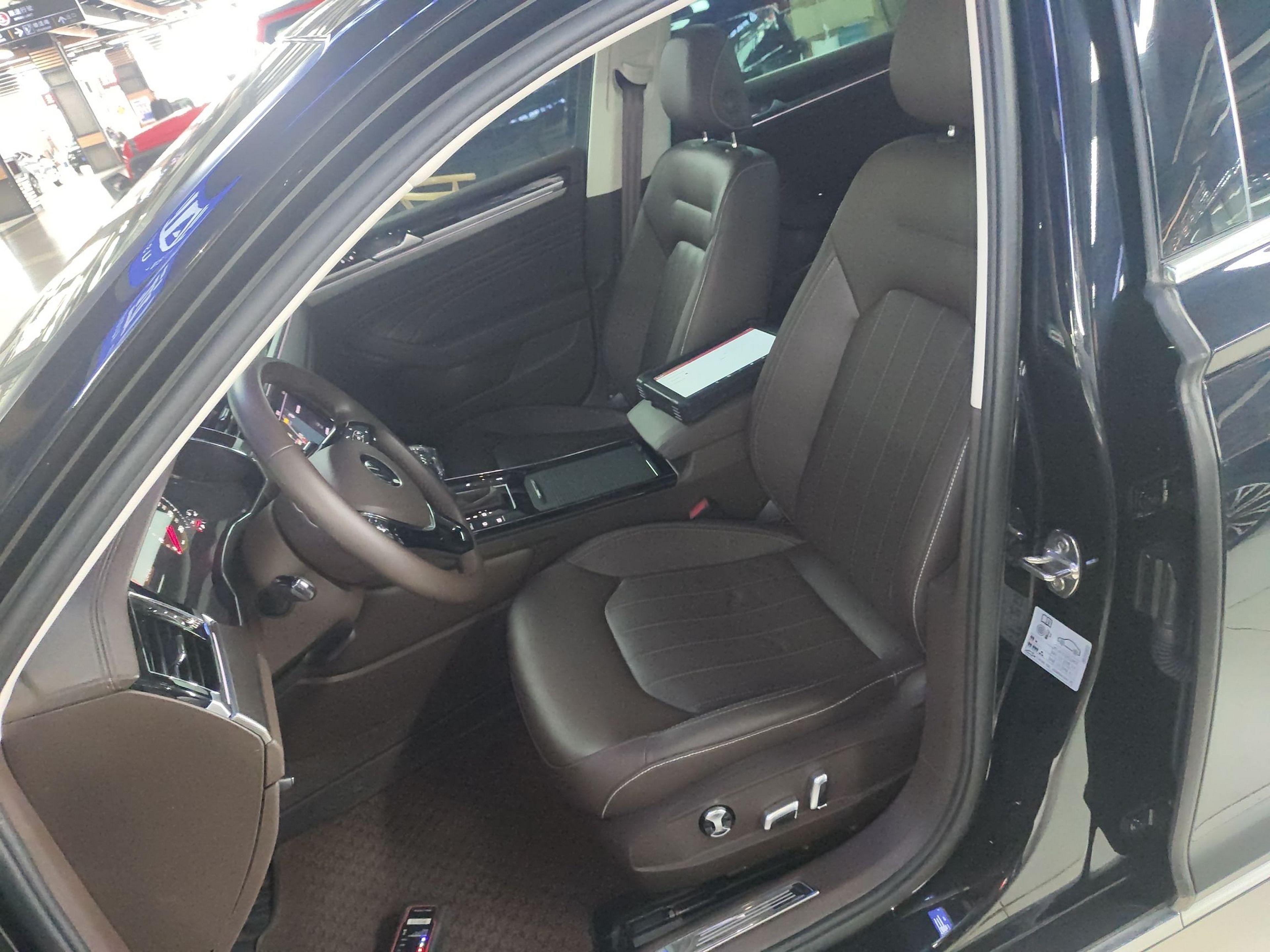 Переднее сиденье в автомобиле