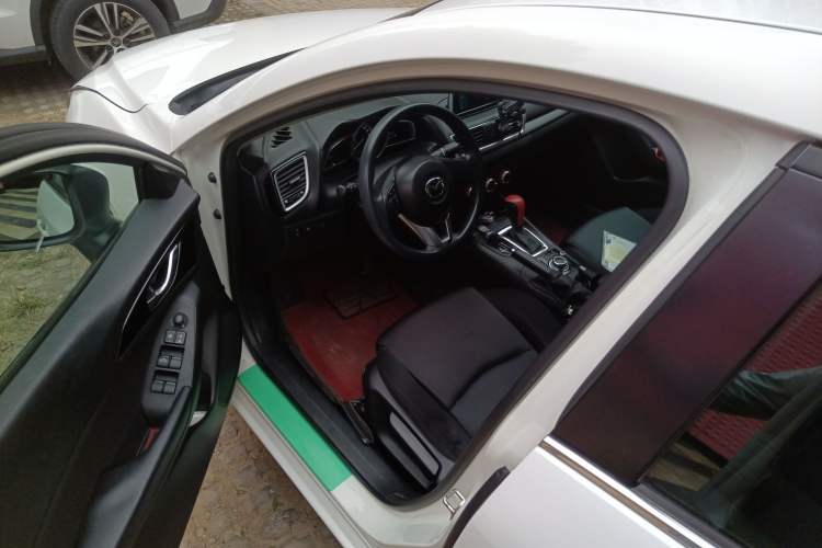 Used Mazda Mazda 3 Axela 2014 Sedan 1.5L Automatic Comfort Model
