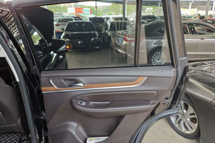 Used Roewe RX8 2019 30T Smart Connectivity Two-Wheel Drive Supreme Flagship Edition
