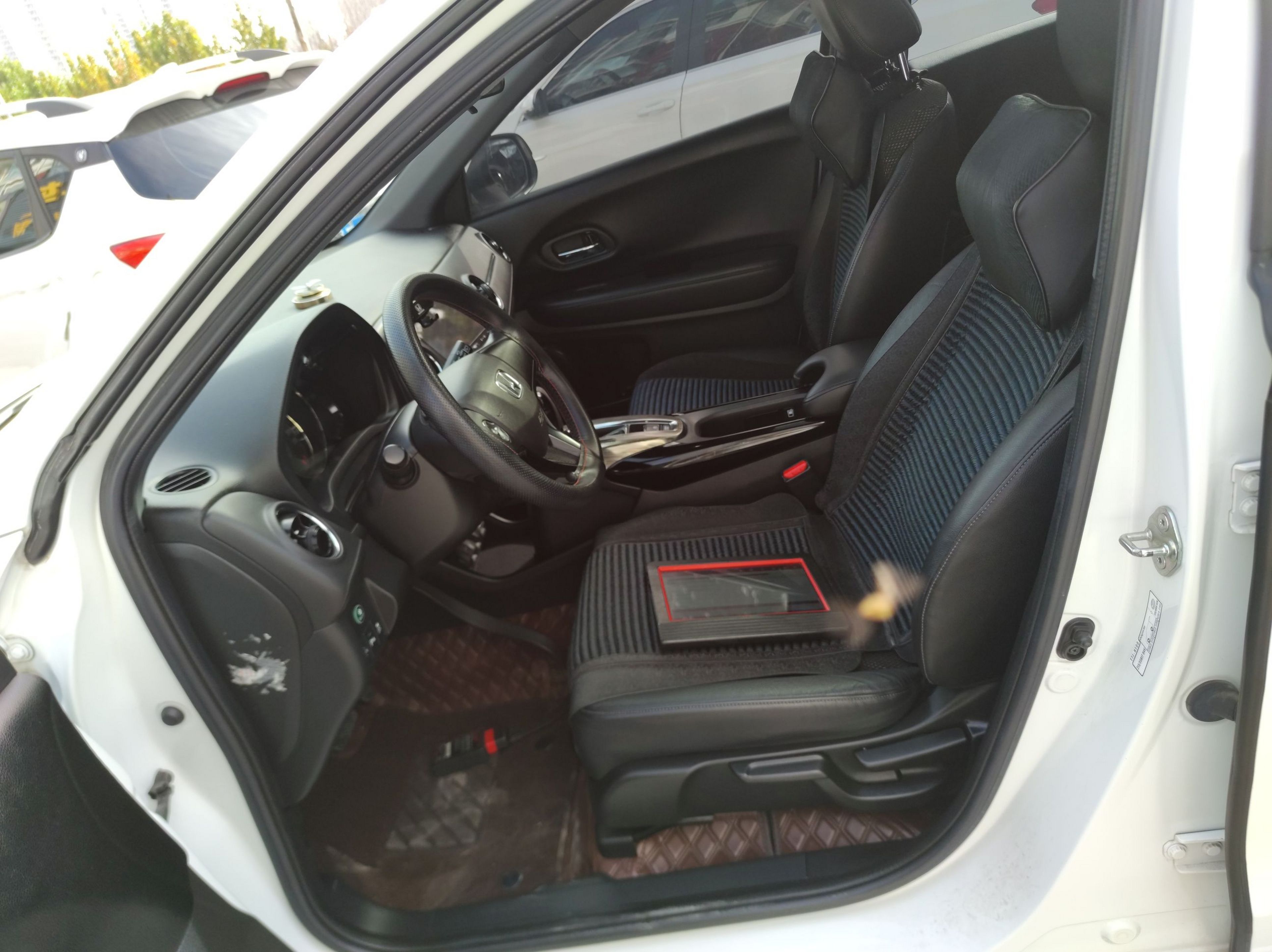 المقاعد الأمامية داخل السيارة