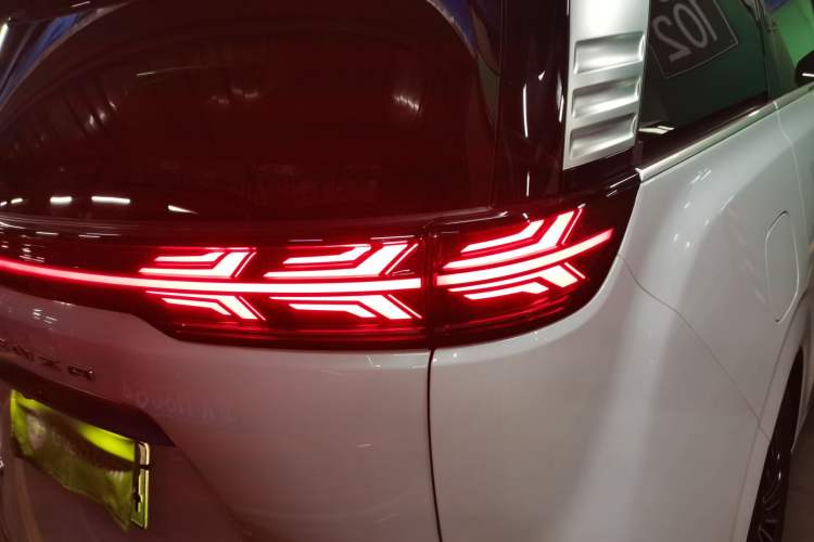 Used Denza D9 2024 DM-i 1050 Luxury Model
