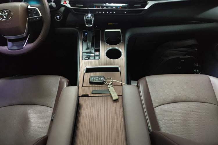 Used Toyota Granvia 2024 2.5L Hybrid Prestige PLUS Four-Wheel Drive Version
