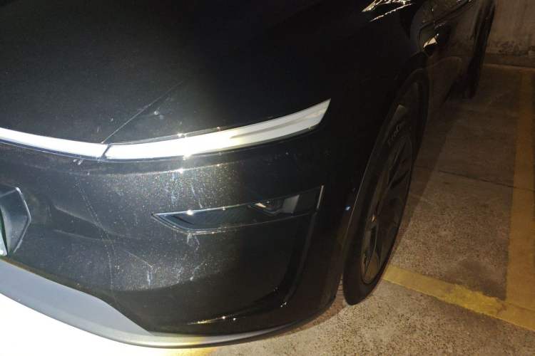 Used Tesla Model Y L 2025 Long-Range All-Wheel-Drive Version
