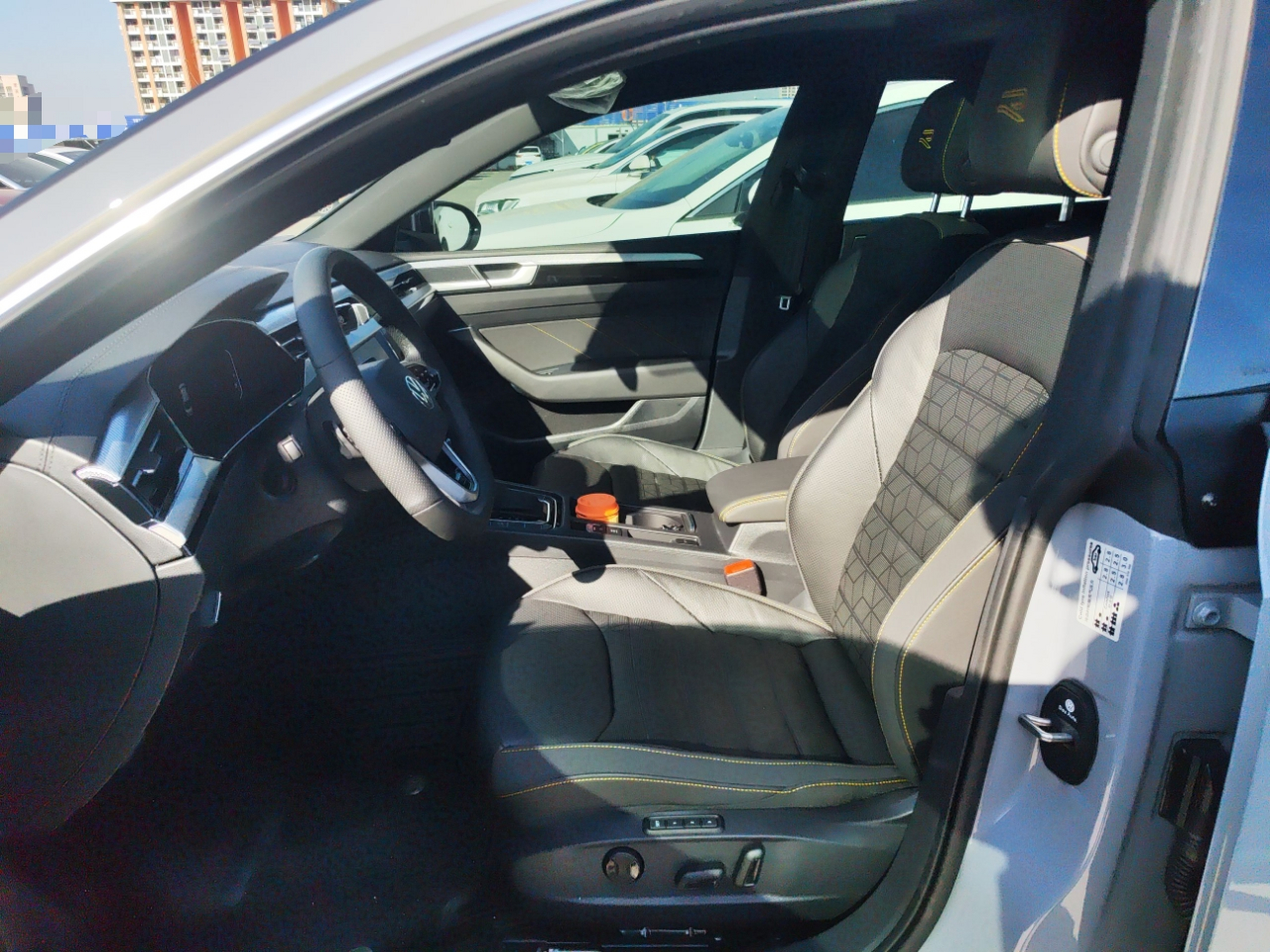 المقاعد الأمامية داخل السيارة