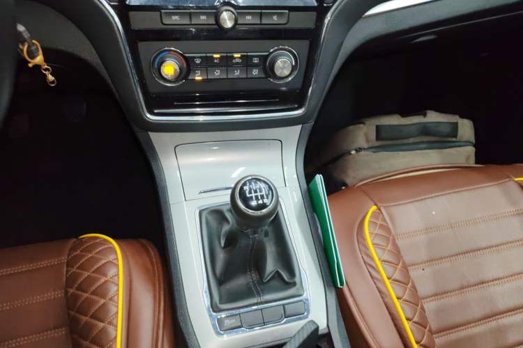 Used Roewe RX5 2016 20T Two-Wheel Drive Manual Flagship Edition
