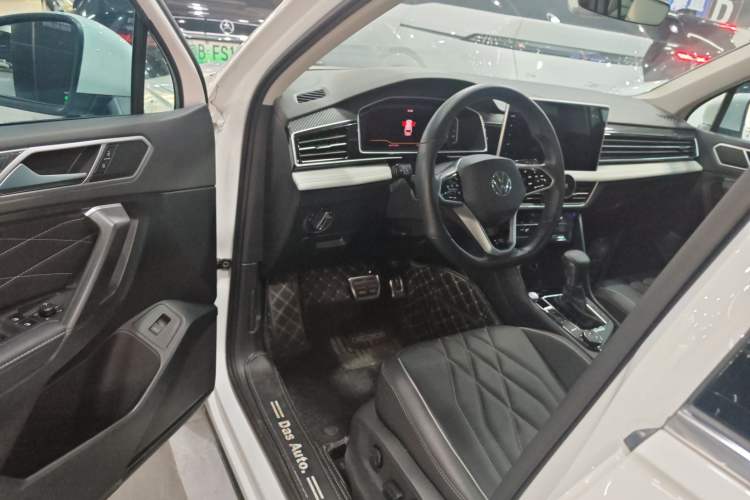 Used Volkswagen Tiguan L 2023 Facelifted 380TSI Automatic All-Wheel Drive R-Line Plus Version 7-Seater
