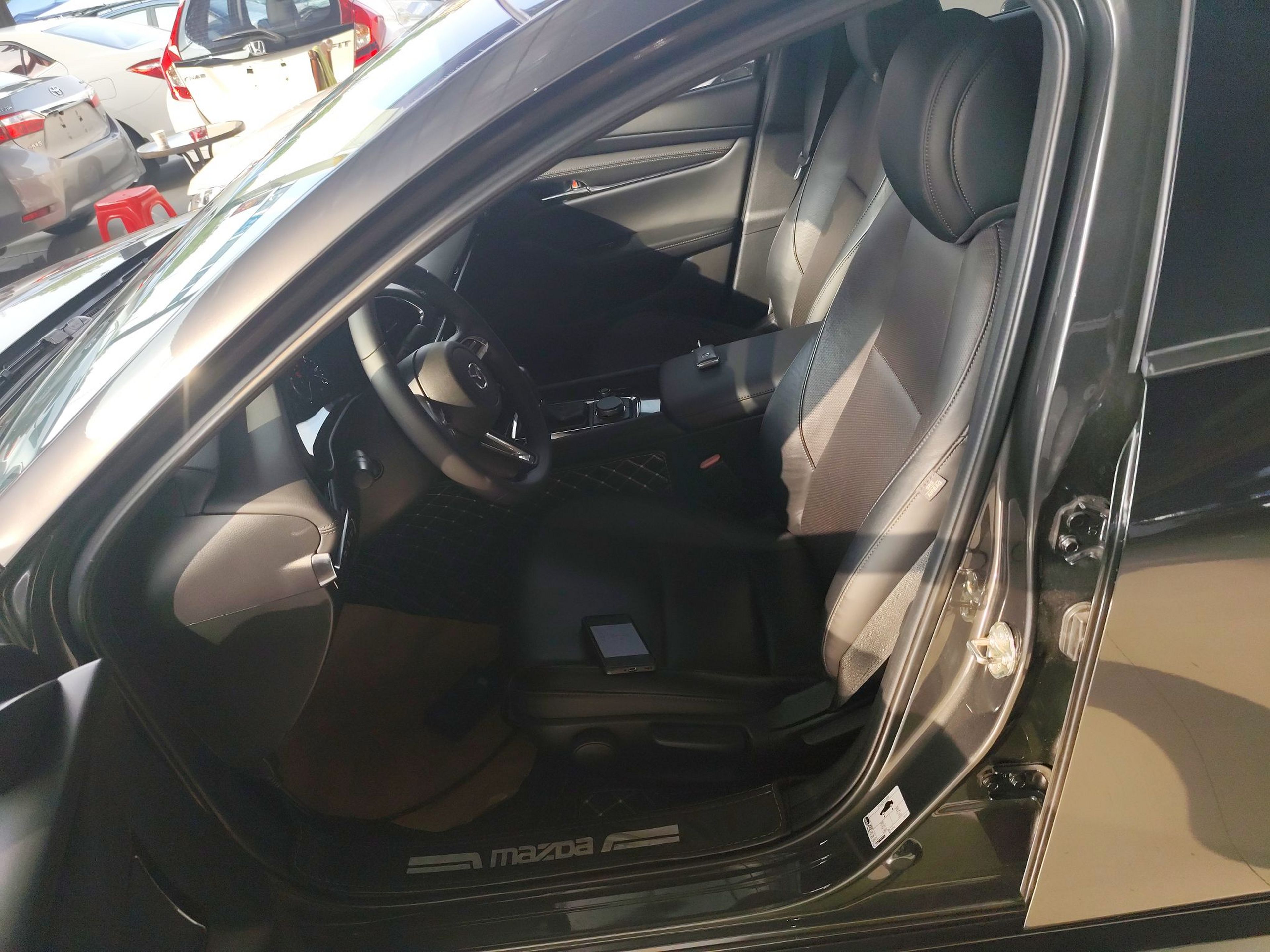 Переднее сиденье в автомобиле