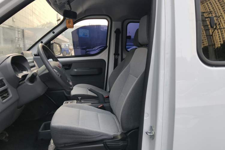 Used Wuling Yangguang 2024 300KM Comfort Version Passenger Van 75kW
