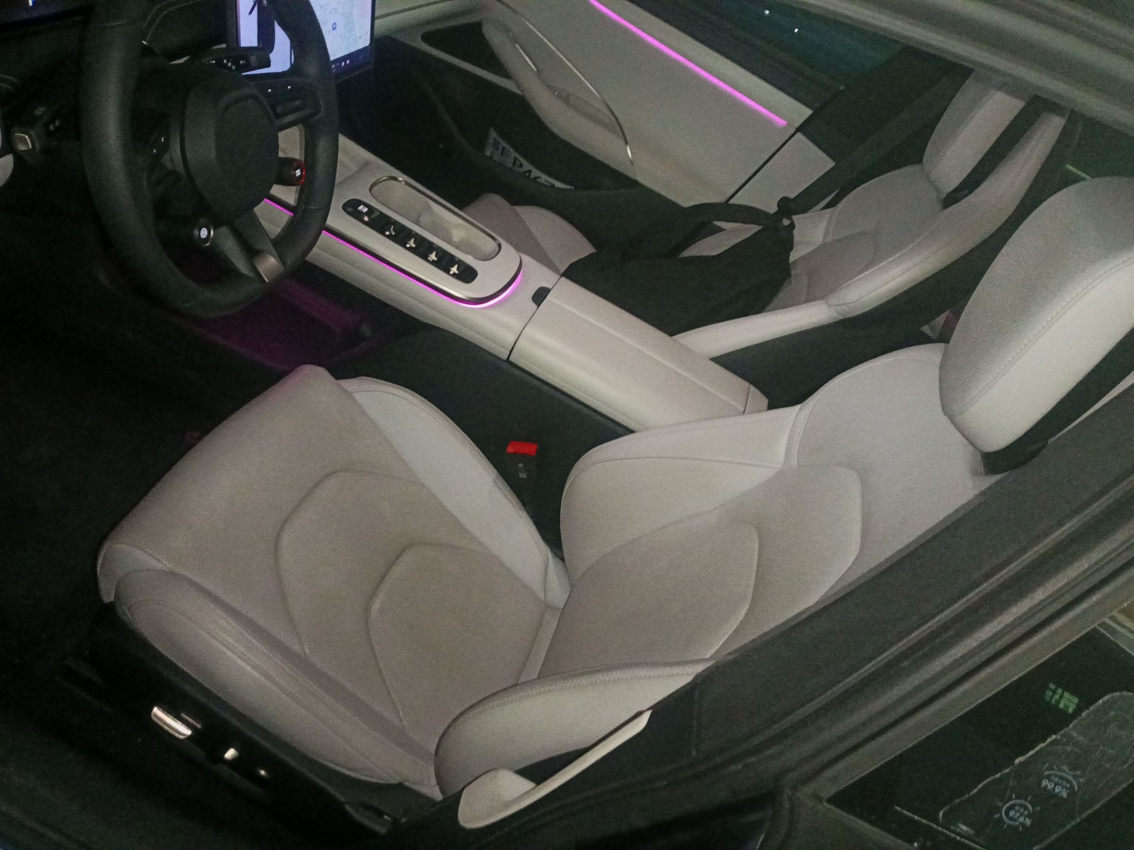 المقاعد الأمامية داخل السيارة