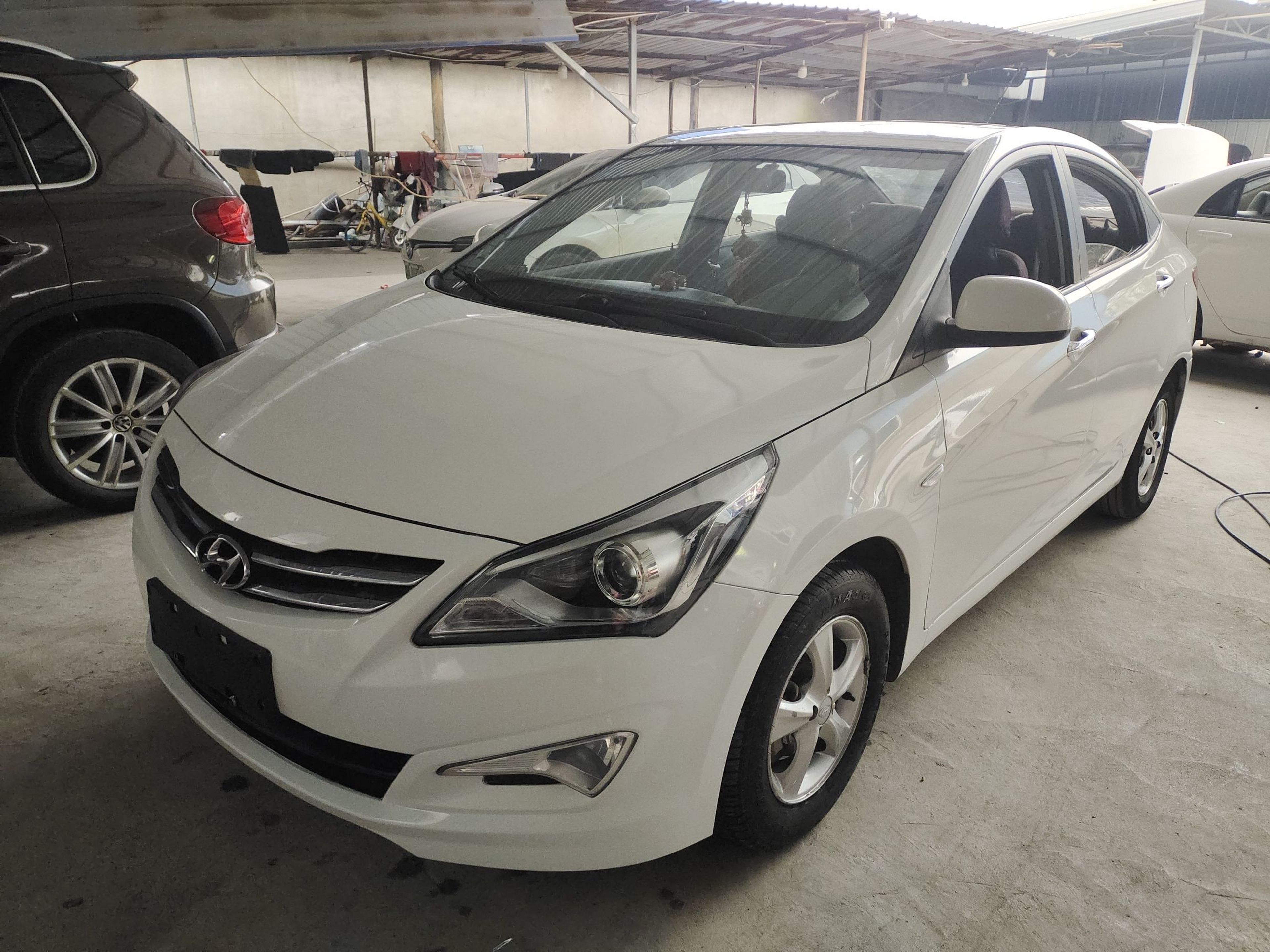 Под передней частью автомобиля