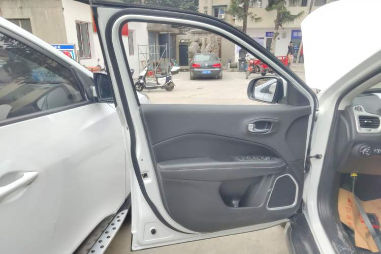 Used  Compass 2019 200TS Automatic Premium - Connected Large Screen Version
