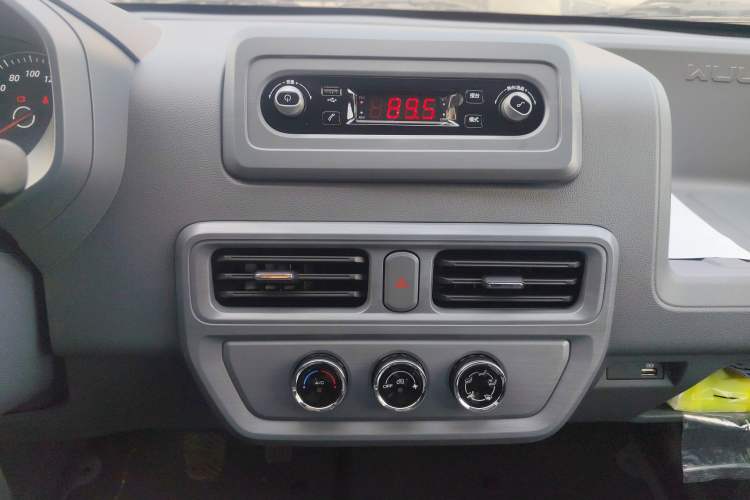 Used Wuling Yangguang 2024 300KM Comfort Version Passenger Van 75kW
